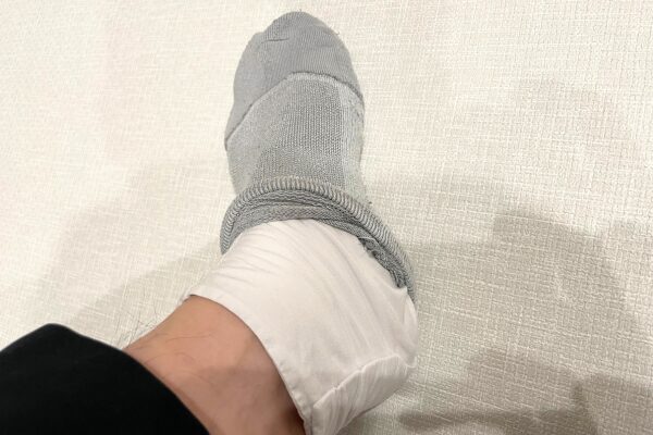 靴の下の下に足袋を履くイメージ画像